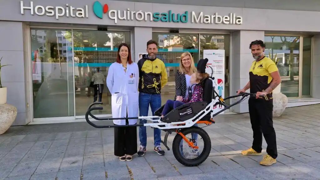 Silla con el logo de Hospital Quirónsalud Marbella