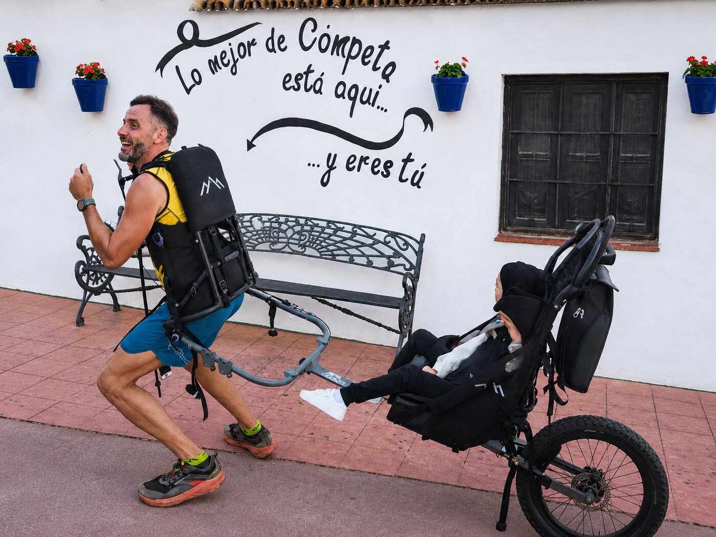 Voluntario corriendo con silla Huckleberry en Cómpeta