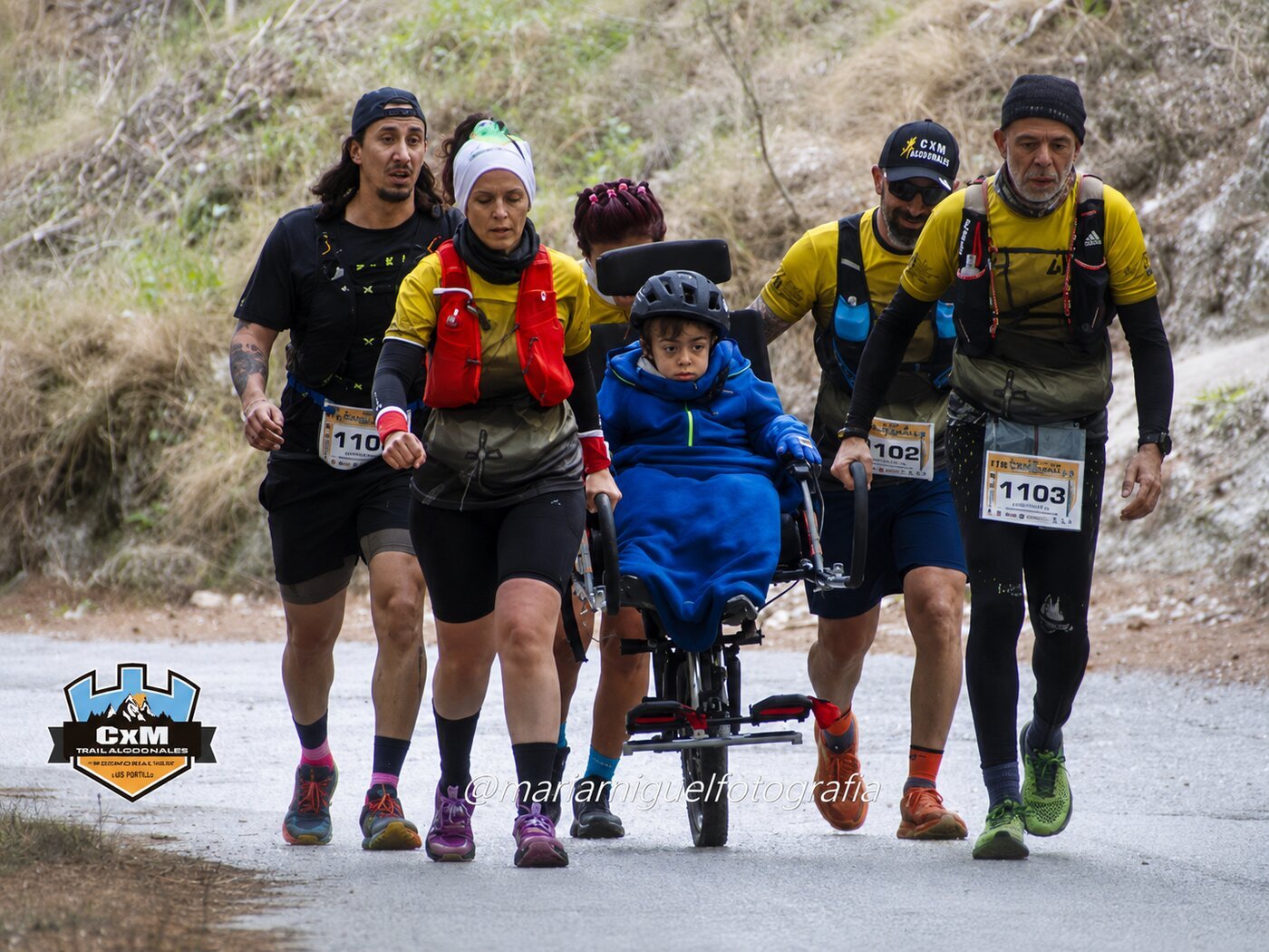 Equipo CDUTSB con silla Joëlette en el CxM Trail Algodonales
