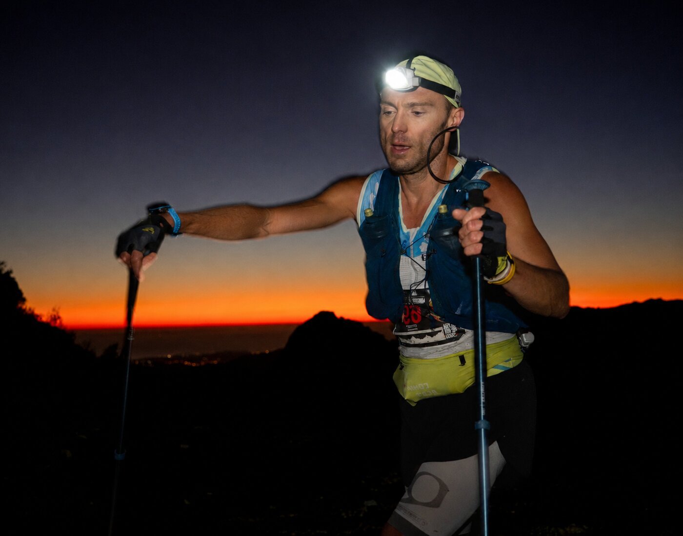 Corredor con frontal al amanecer en Marbella Epic Trail